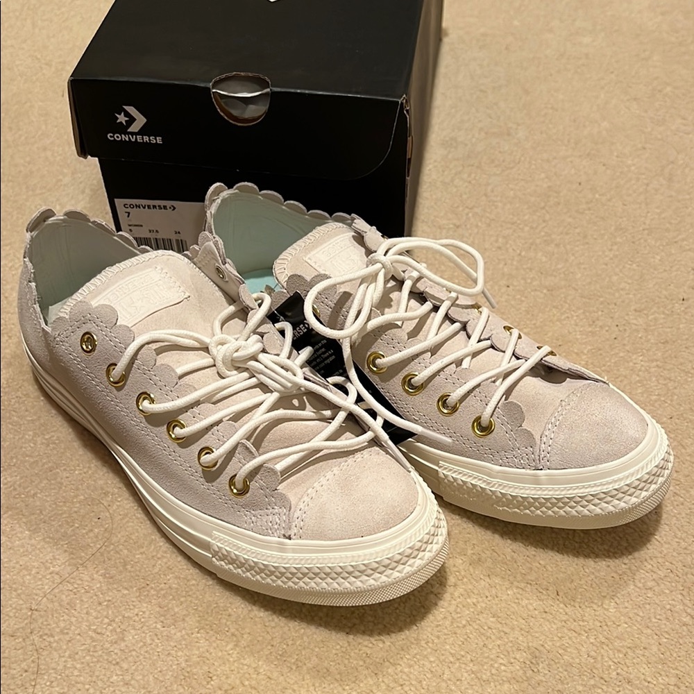 NEW WITH TAGS! Converse scallop trim suede sneakers